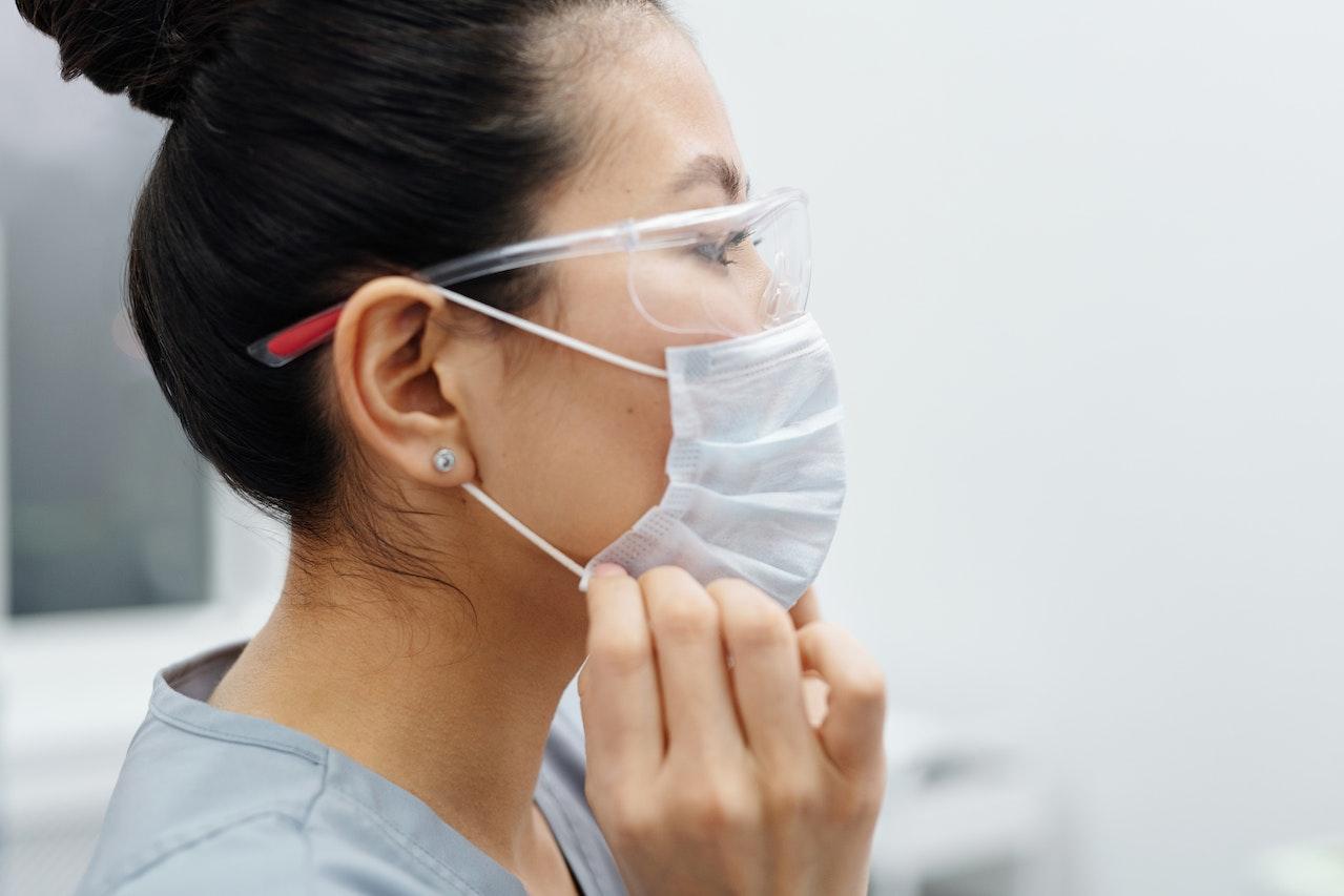 Nurse profile adjusting face mask
